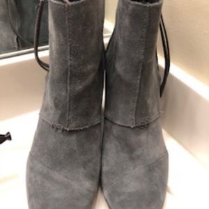 Tom's Desert Suede Wedge Bootie Dark Gray 10W